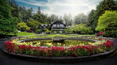 Join guided tours or horticultural talks