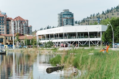 Dining at waterfront restaurants and cafés