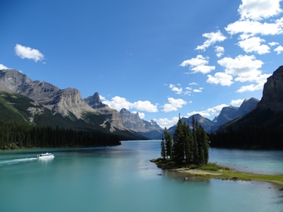 Boat cruises to Spirit Island