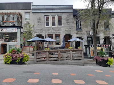Relax in garden cafés and picnic areas